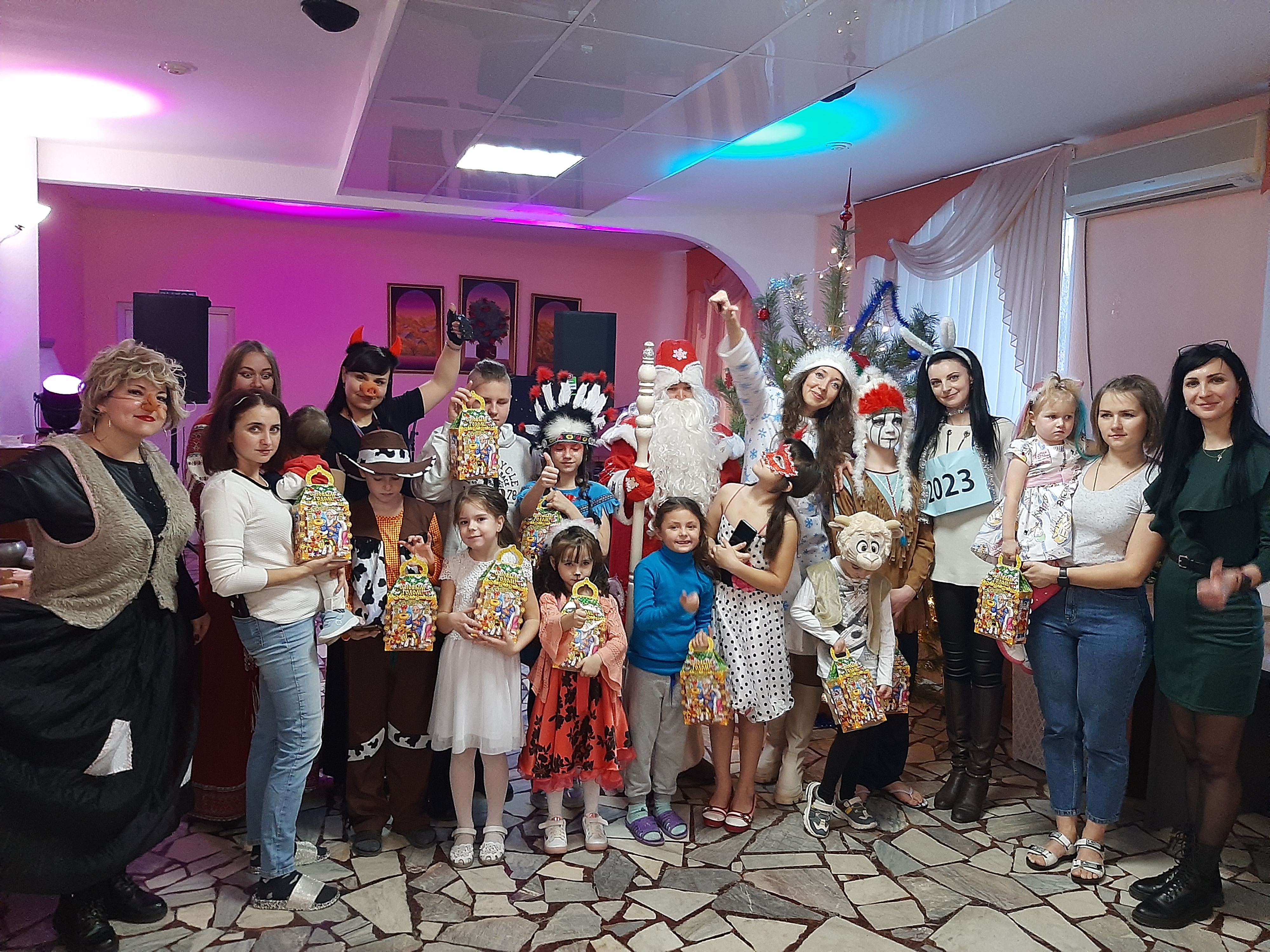 В Волжском состоялся новогодний праздник для детей из Донбасса