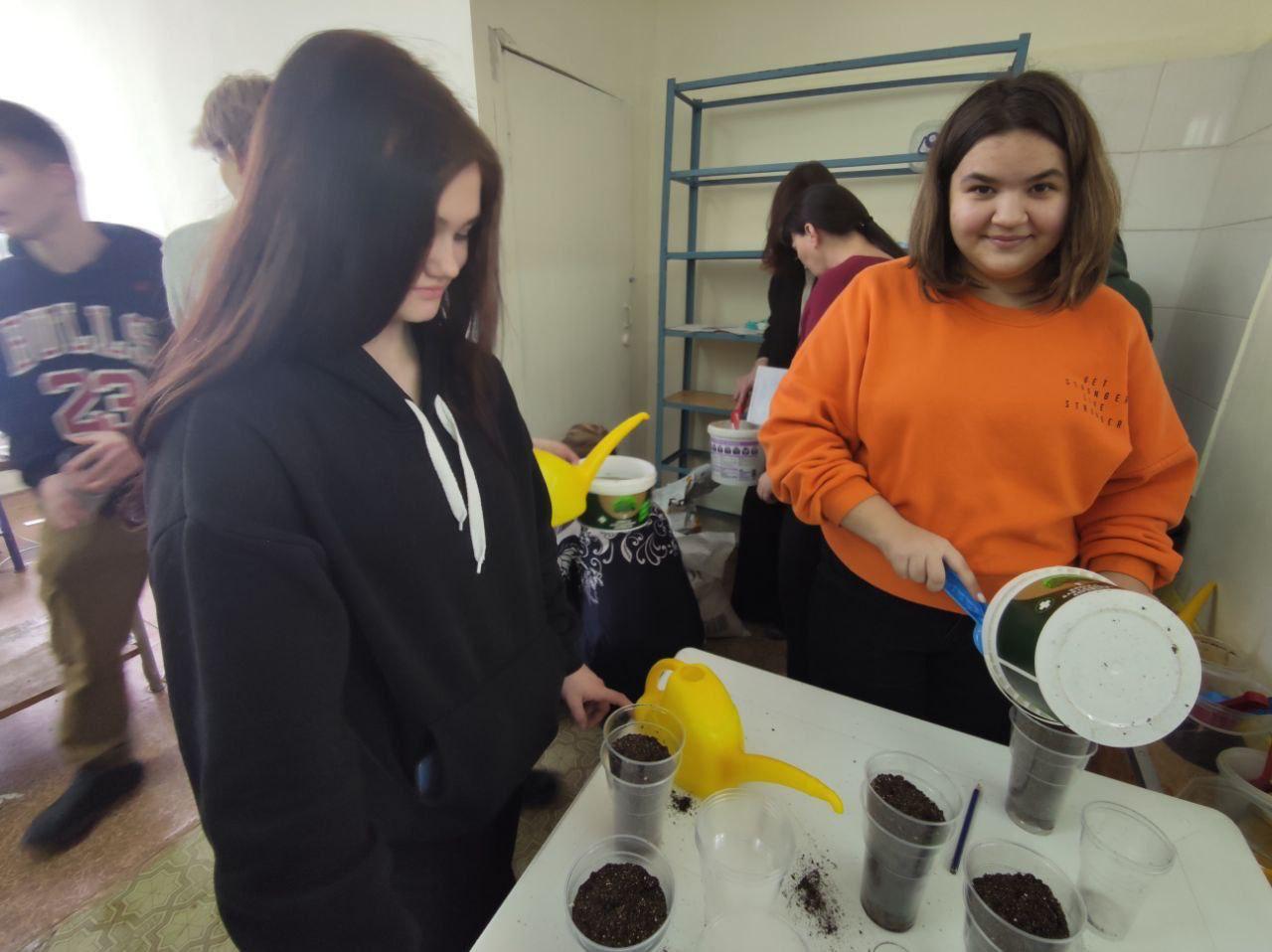 Юные экологи готовят зеленый подарок к юбилею Волжского