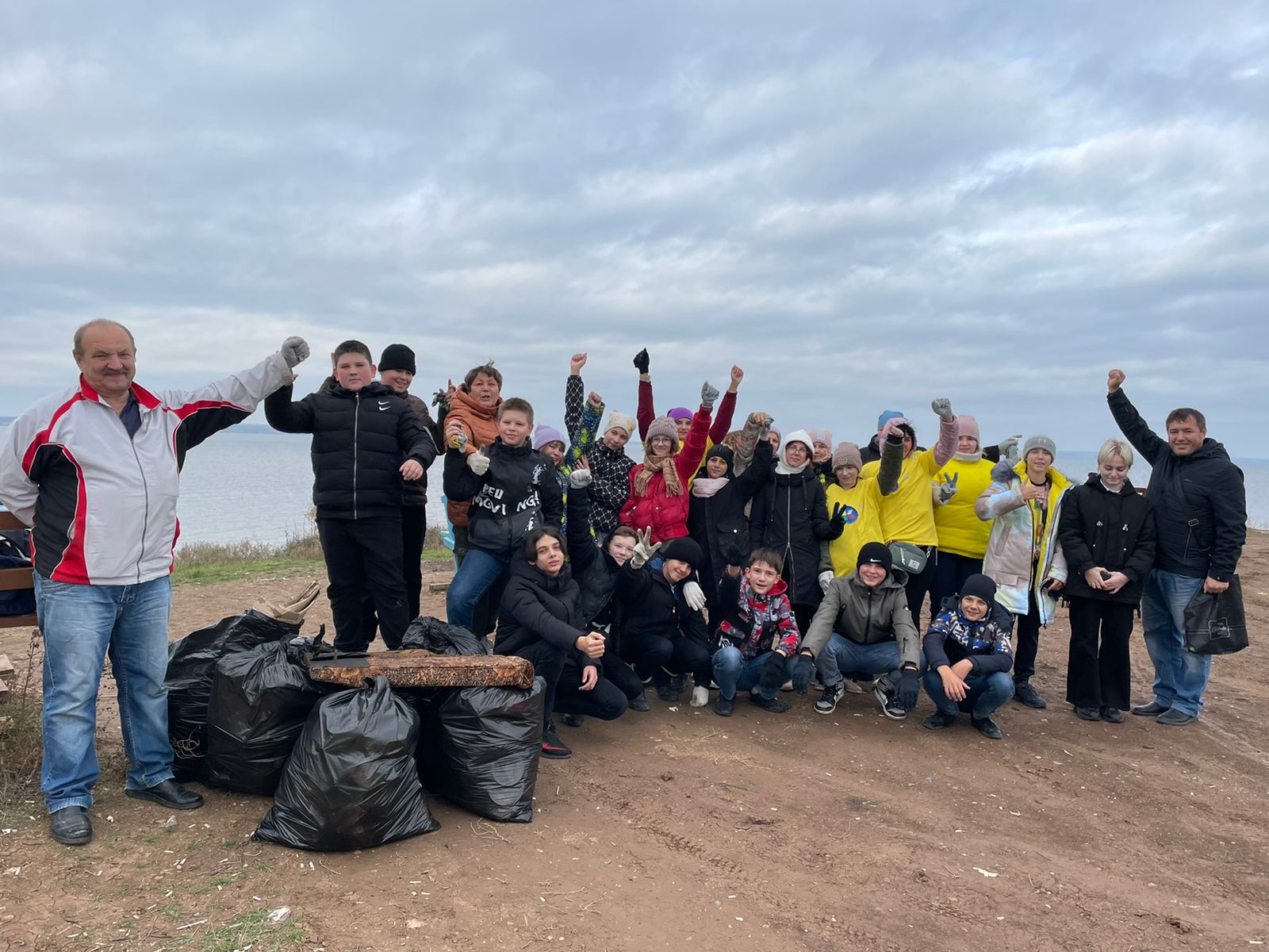 Волжане провели экологическую акцию по уборке берега Волги