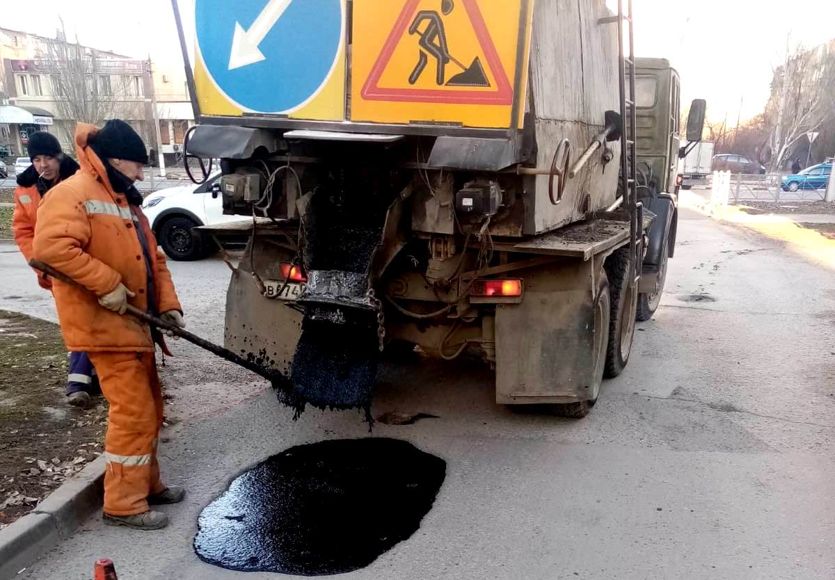 В Волжском оперативно выполняется ямочный ремонт дорог