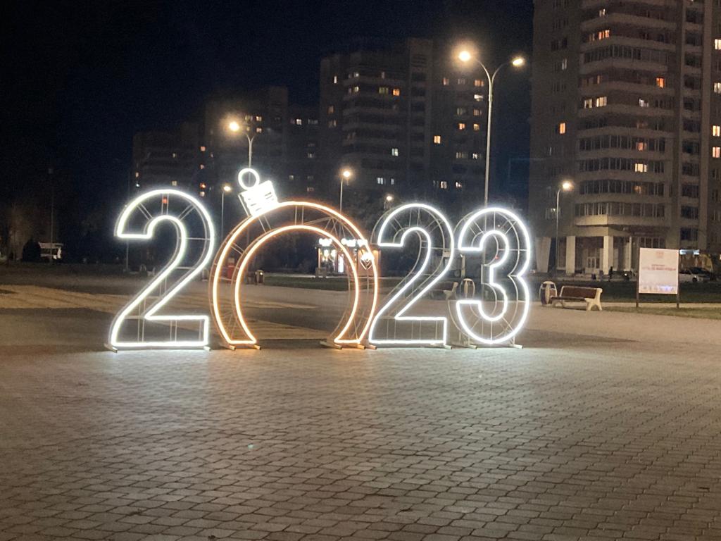 Общественные пространства Волжского украшают к Новому году