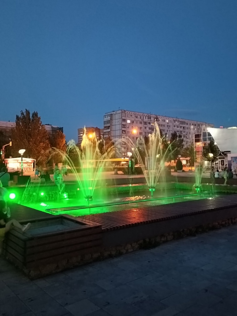 В Волжском на площади Танича работает фонтан с подсветкой
