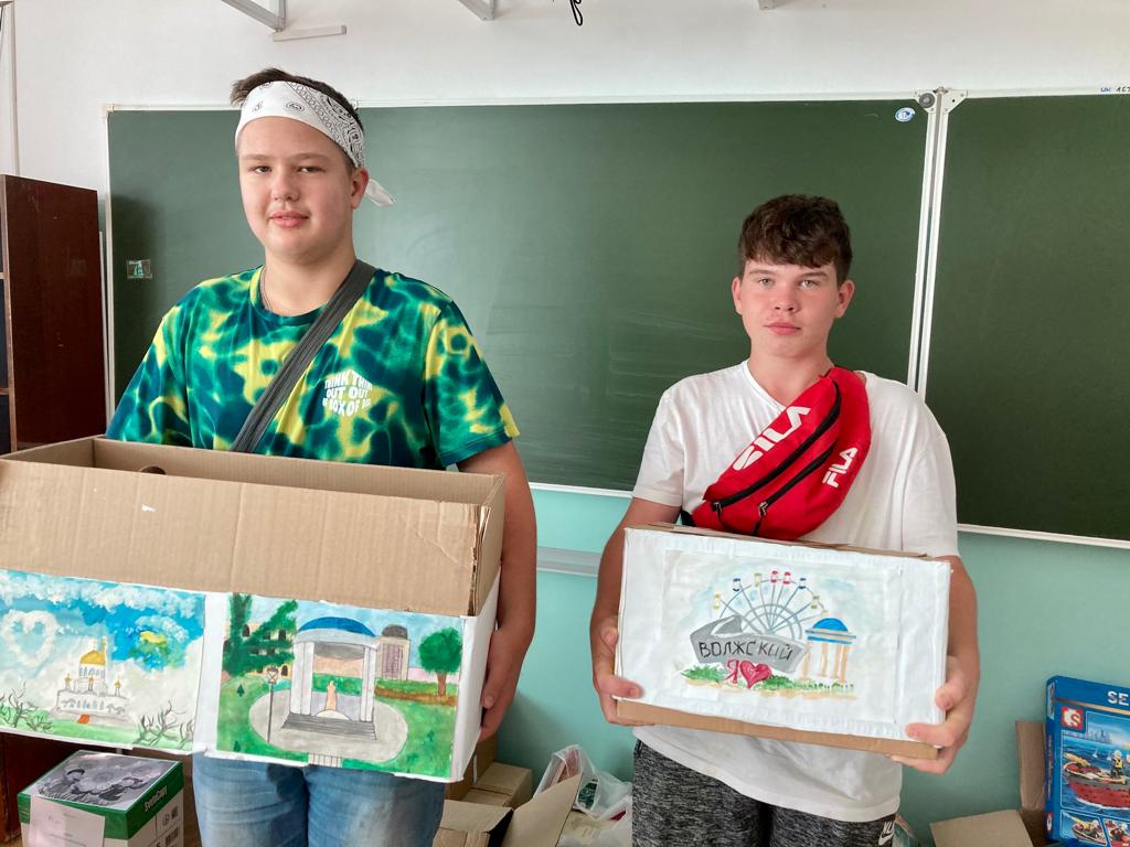 К началу нового учебного года  волжане отправили гуманитарную помощь школьникам Донбасса